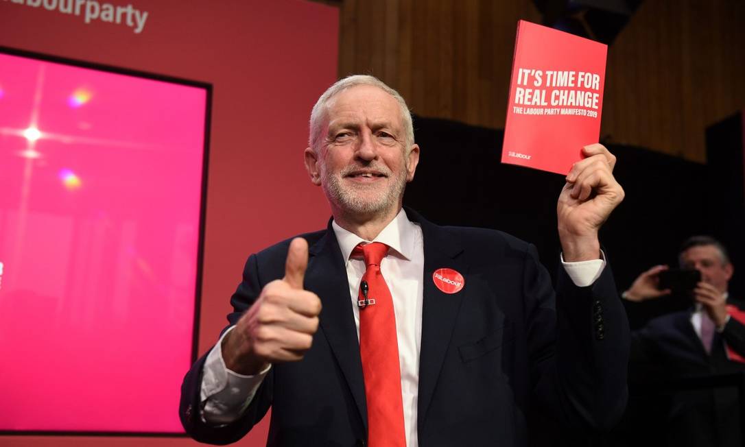 Líder trabalhista Jeremy Corbyn segura manifesto lançado nesta quinta-feira Foto: OLI SCARFF / AFP