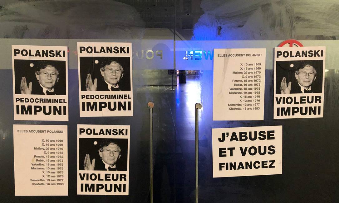 ‘Estuprador impune’ e ‘Eu abuso, vocês financiam’ dizem cartazes contra o diretor Roman Polanski, em Paris Foto: NILS QUINTELIER / AFP