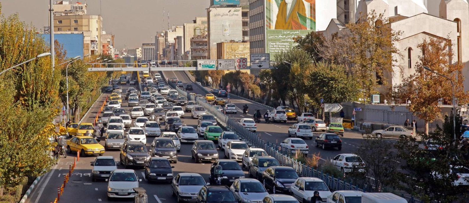 Congestionamento em via expressa de Teerã nesta quinta-feira. Após forte repressão nos últimos dias, protestos diminuíram de tamanho ao longo da semana. Anistia Internacional fala em mais de 100 mortos Foto: - / AFP