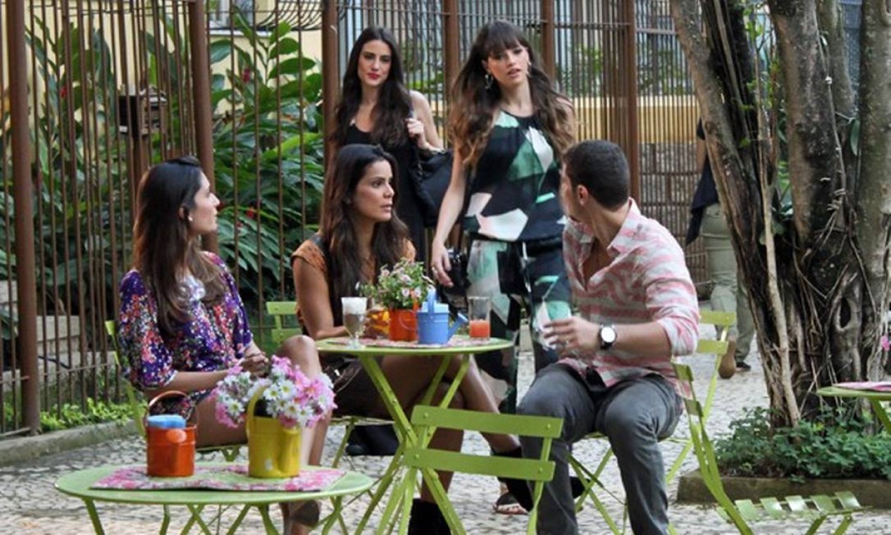 Agatha Moreira como a Giselle de "Em família", durante cena em que flagra Murilo (Sacha Bali) com duas mulheres Foto: Divulgação