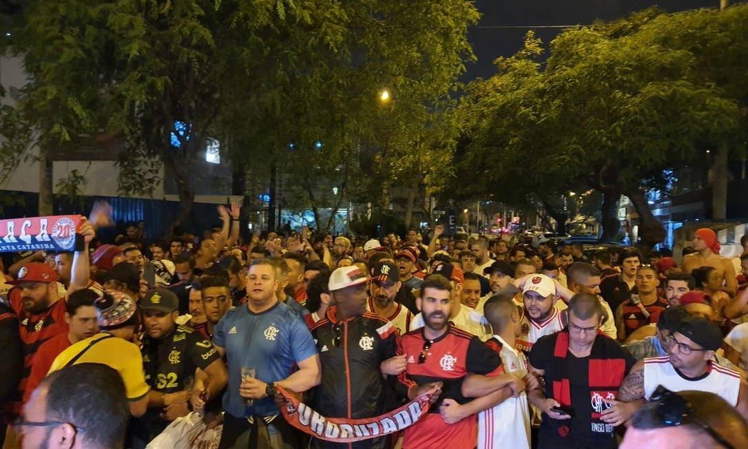 Torcida do Flamengo movimentou as ruas de Lima nesta quinta (21) Foto: Darinka Zumaeta