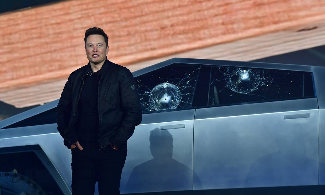 O dono da Tesla, Elon Musk, diante do Cybertruck, totalmente elétrico e à prova de balas, que teve o vidro estilhaçado no evento de apresentação Foto: Frederic J.Brown / AFP