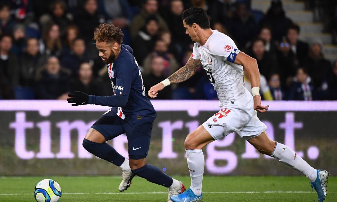 Zagueiro do Lille se diz desrespeitado por Neymar: Jogou esparadrapo na  minha cara!