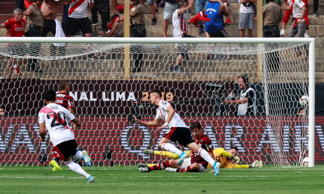 O colombiano Borré, do River Plate, comemora o primeiro gol da equipe Foto: HENRY ROMERO / REUTERS