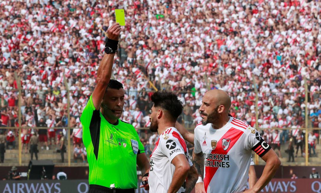 Casco recebe cartão amarelo pelo árbitro Roberto Tobar Foto: HENRY ROMERO / REUTERS