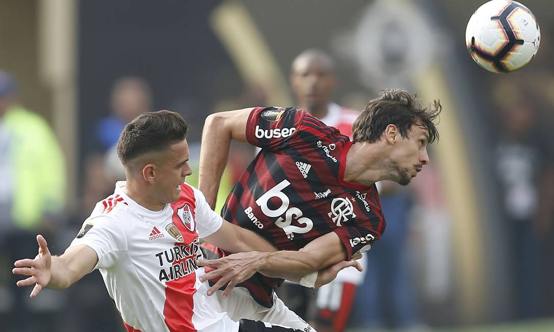 Rodrigo Caio cabeceia em disputa de bola com Borré Foto: LUKA GONZALES / AFP