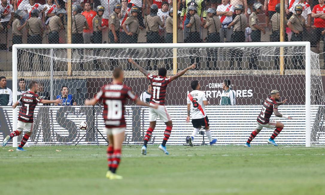 Gabigol comemora após marcar contra o River Plate Foto: LUKA GONZALES / AFP