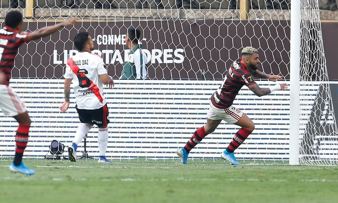 Gabigol corre para comemorar um dos gols do título sobre o River Plate Foto: LUKA GONZALES / AFP