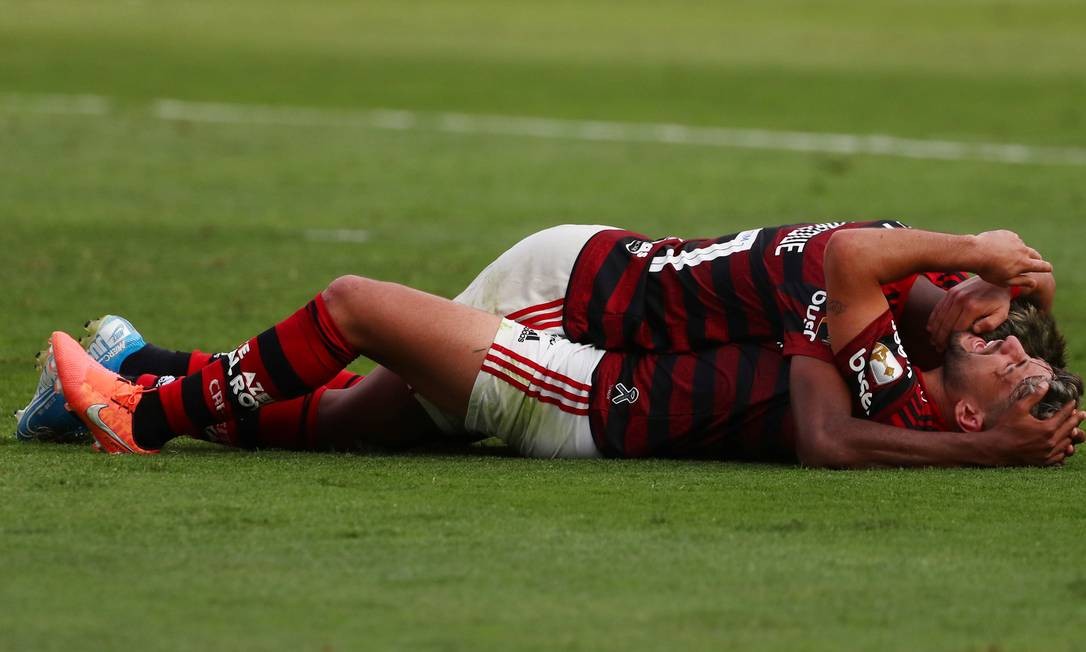Bruno Henrique e Arrascaeta se abraçam após um dos gols do Flamengo Foto: PILAR OLIVARES / REUTERS