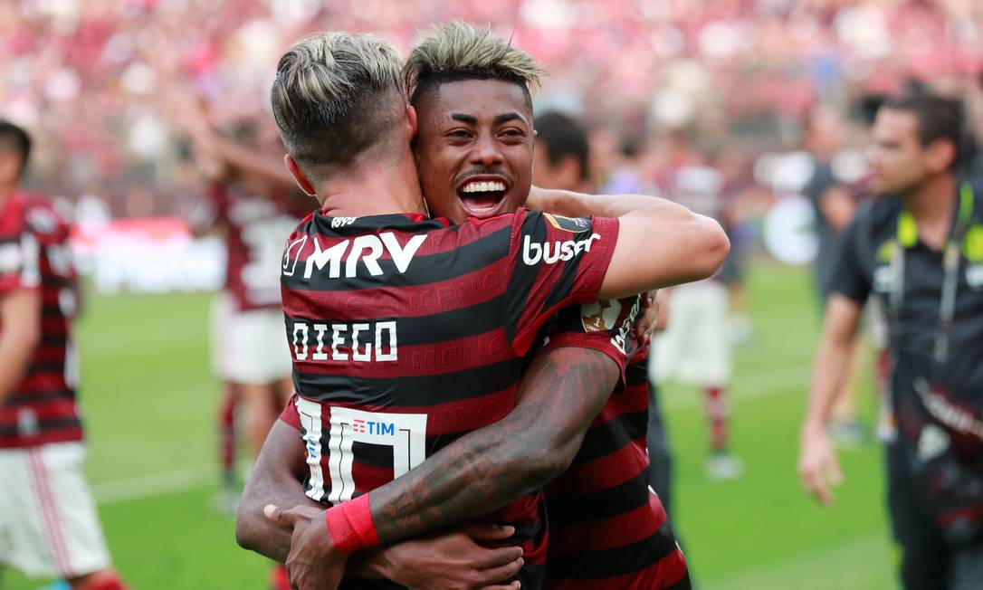 Diego e Bruno Henrique se abraçam após o título do Flamengo Foto: HENRY ROMERO / REUTERS