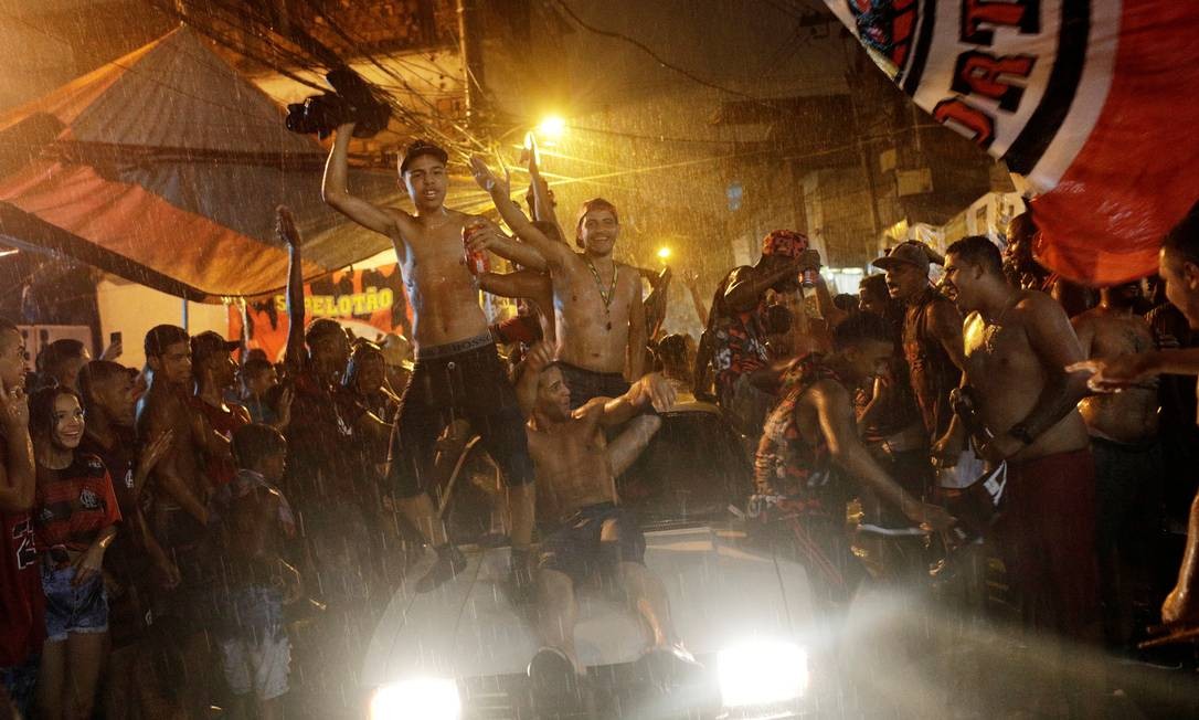 Torcedores comemoram vitória do Flamengo na final da Libertadores da América Foto: RICARDO MORAES / REUTERS