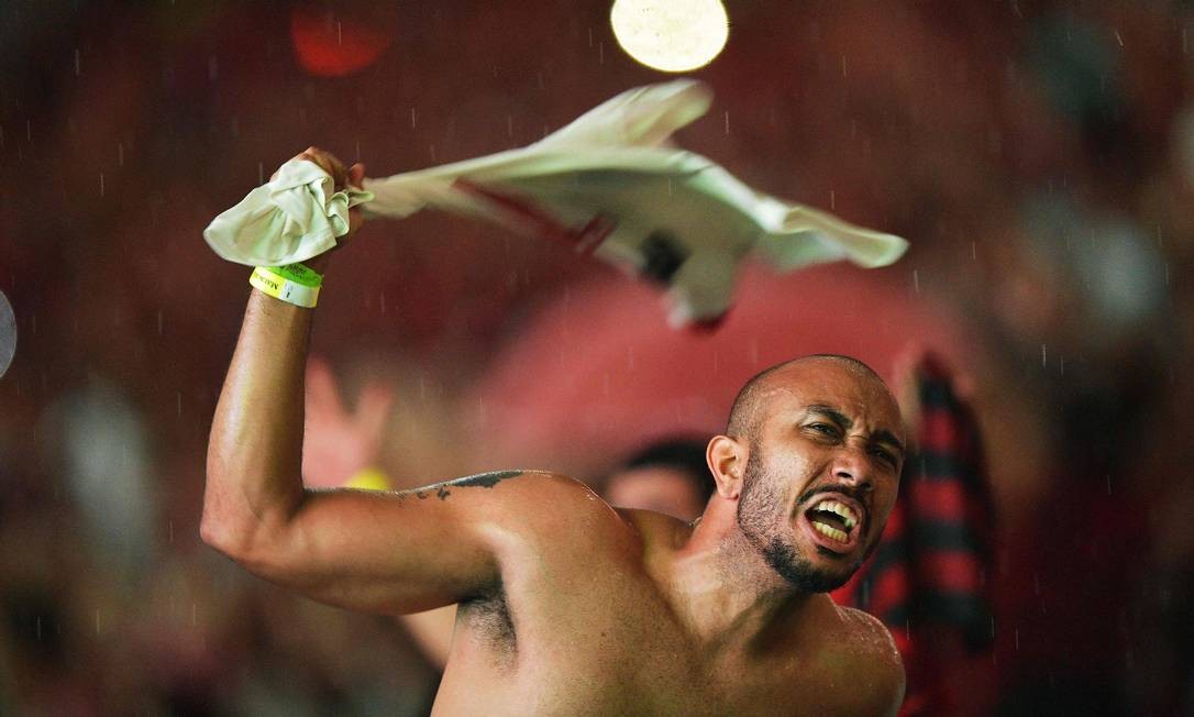 No Maracanã, torcedor vibra com a vitória, de virada, do clube rubro-negro Foto: CARL DE SOUZA / AFP