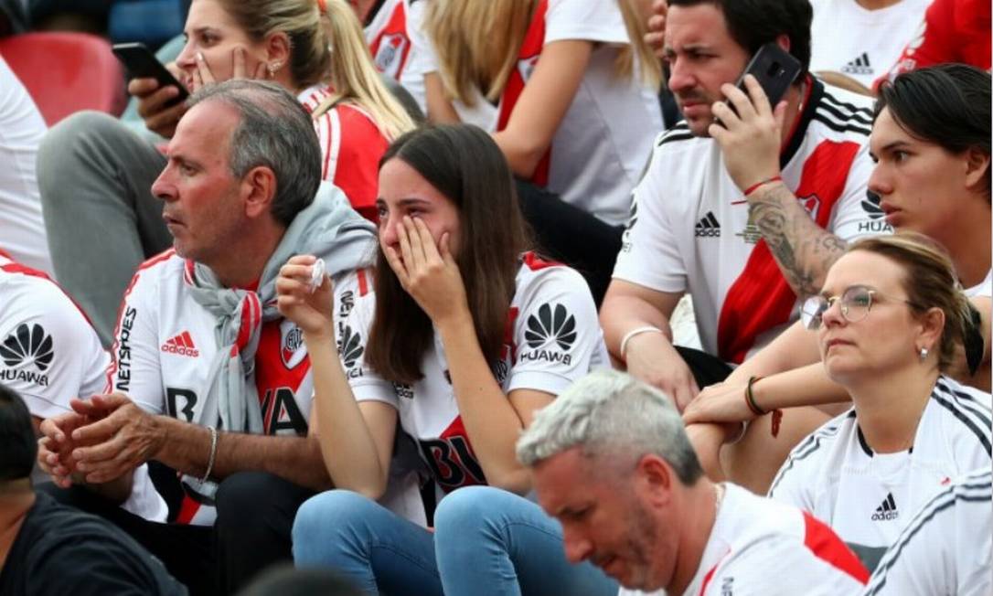 Torcedora chora após derrota para o Flamengo em Lima Foto: Pilar Olivares/Reuters