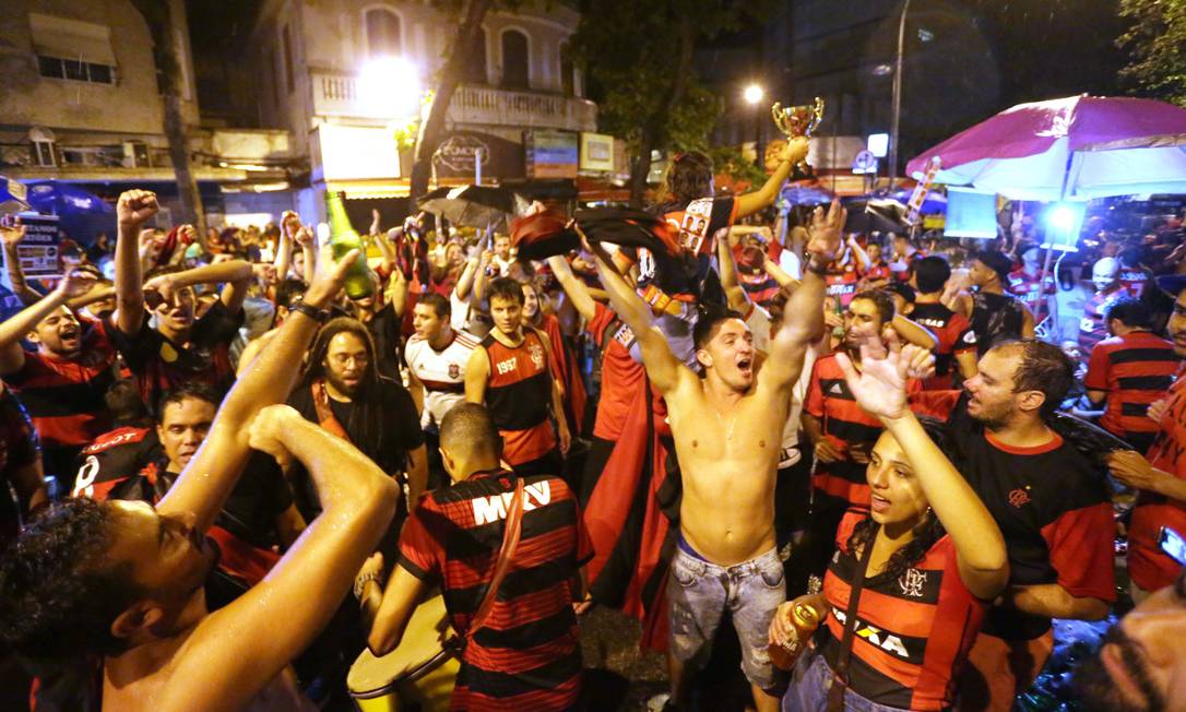 Torcedores rubro-negros festejam durante a madrugada no Baixo Gávea Foto: Cléber Júnior / Agência O Globo