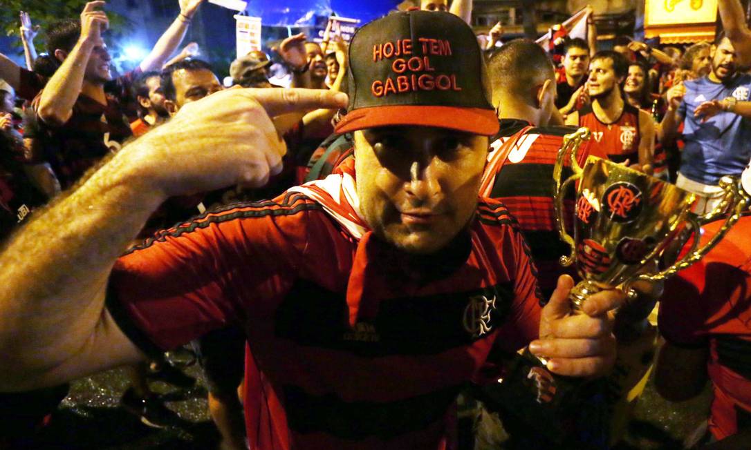 Torcedores rubro-negros festejam durante a madrugada no Baixo Gávea Foto: Cléber Júnior / Agência O Globo