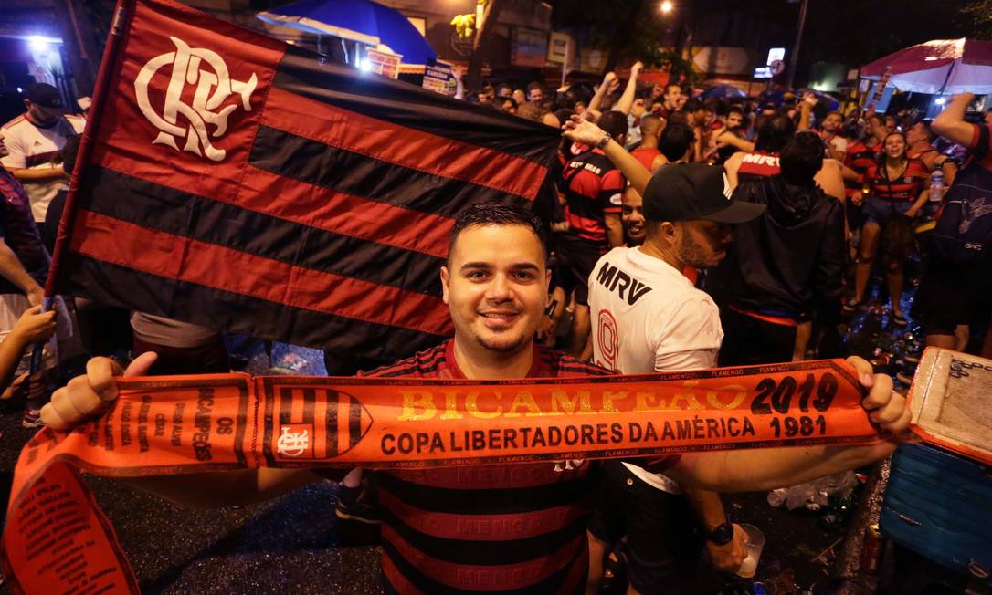 Torcedores rubro-negros festejam durante a madrugada no Baixo G&aacute;vea Foto: Cl&eacute;ber J&uacute;nior / Ag&ecirc;ncia O Globo