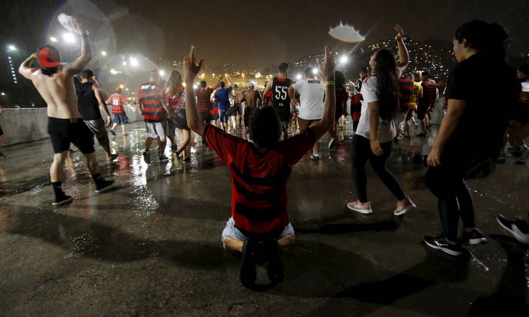 Comemoração de torcedores na saída do Maracanã, onde torcida pôde assistir ao duelo entre Flamengo e River Plate em dez telões instalados no estádio no evento Final Fun Fest – Libertadores 2019 Foto: MARCELO THEOBALD / Agência O Globo