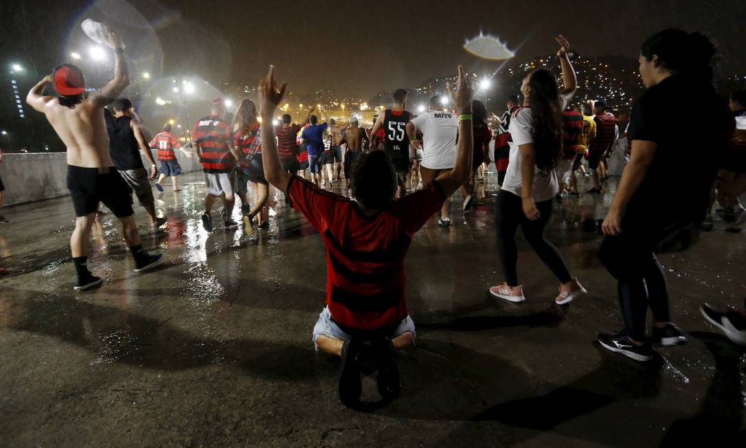Comemora&ccedil;&atilde;o de torcedores na sa&iacute;da do Maracan&atilde;, onde torcida p&ocirc;de assistir ao duelo entre Flamengo e River Plate em dez tel&otilde;es instalados no est&aacute;dio no evento Final Fun Fest &ndash; Libertadores 2019 Foto: MARCELO THEOBALD / Ag&ecirc;ncia O Globo