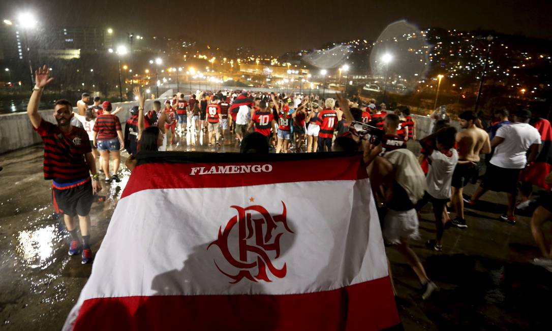 Comemora&ccedil;&atilde;o de torcedores na sa&iacute;da do Maracan&atilde;, onde torcida p&ocirc;de assistir ao duelo entre Flamengo e River Plate em dez tel&otilde;es instalados no est&aacute;dio no evento Final Fun Fest Foto: MARCELO THEOBALD / Ag&ecirc;ncia O Globo