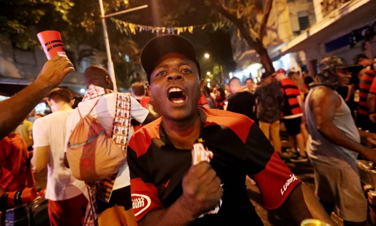 Torcedores do Flamengo comemoram após vencer a final Foto: SERGIO MORAES / REUTERS