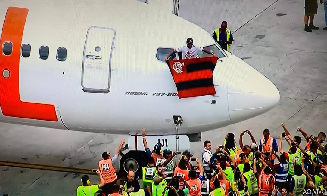 Gabigol com bandeira do Flamengo na janela do avião Foto: Reprodução/TV Globo