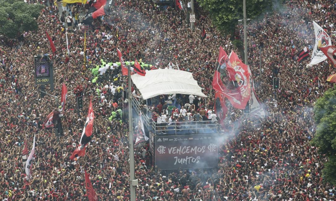 Torcedores cercam trio elétrico do Flamengo na Avenida Presidente Vargas, no Rio Foto: Antonio Scorza