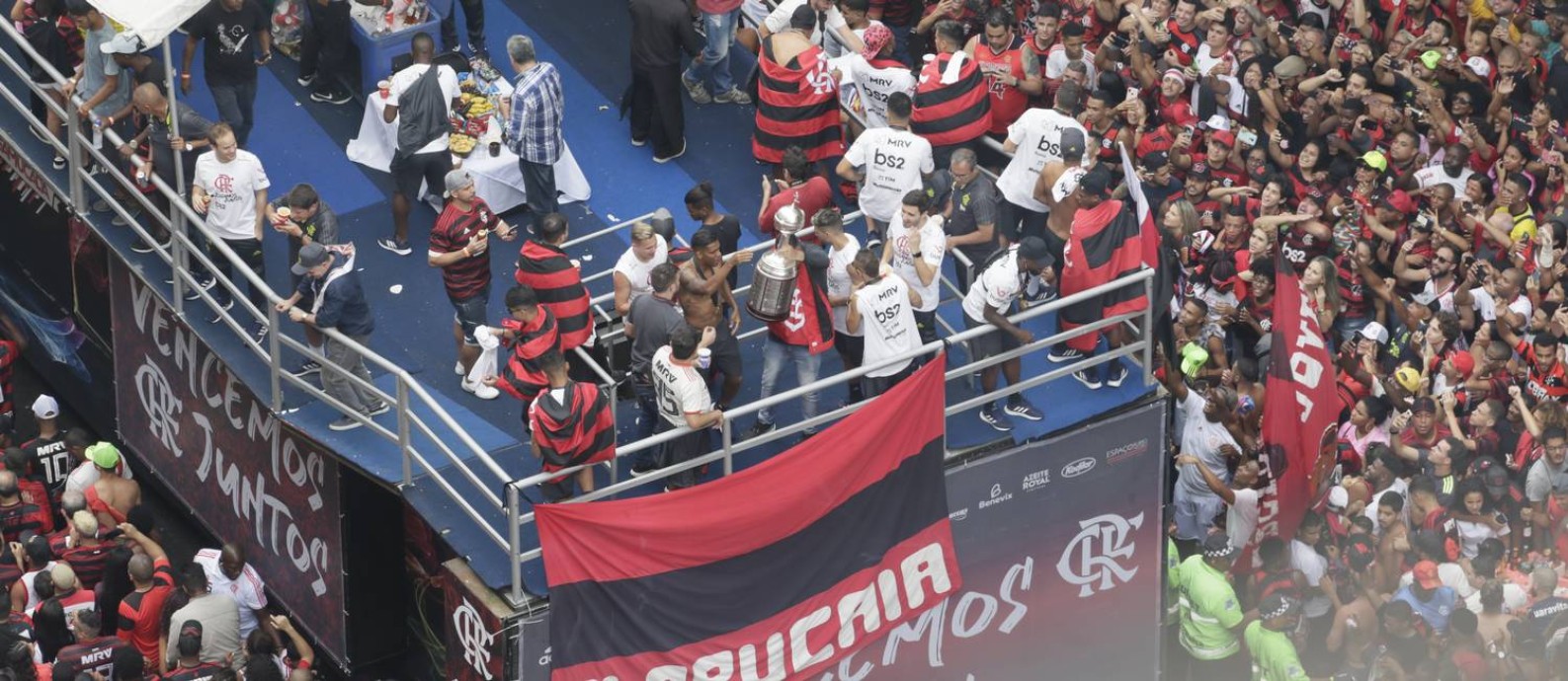 Jogadores do Flamengo comemoram o título da Libertadores, Pouco depois, o clube festejou o título do Brasileiro Foto: Antonio Scorza / Antonio Scorza