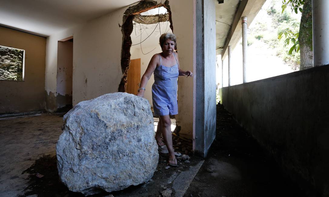 Dayse Faria dos Santos mostra o buraco que a pedra fez onde era a sua sala. Foto Pablo JAcob / Agencia O Globo Foto: Pablo Jacob / Agência O Globo