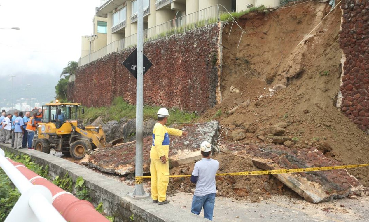 Equipes da Guarda Municipal, GeoRio, Comlurb e Defesa Civil foram acionadas após desmoronamento Foto: Fabiano Rocha / Agência O Globo