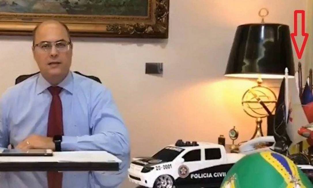 Em vídeo postado em 22 de maio por Witzel, é possível ver uma bandeira do Corinthians na mesa de seu gabinete Foto: Reprodução