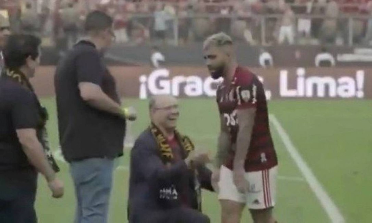 Gabigol ignorou Witzel que chegou a se ajoelhar no campo diante do jogador Foto: Reprodução / TV Globo