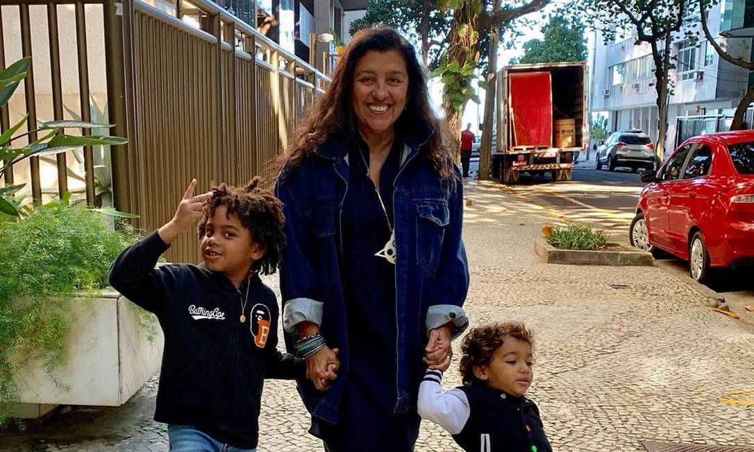 Regina Casé com o filho Roque, e o neto Brás Foto: Reprodução/Instagram