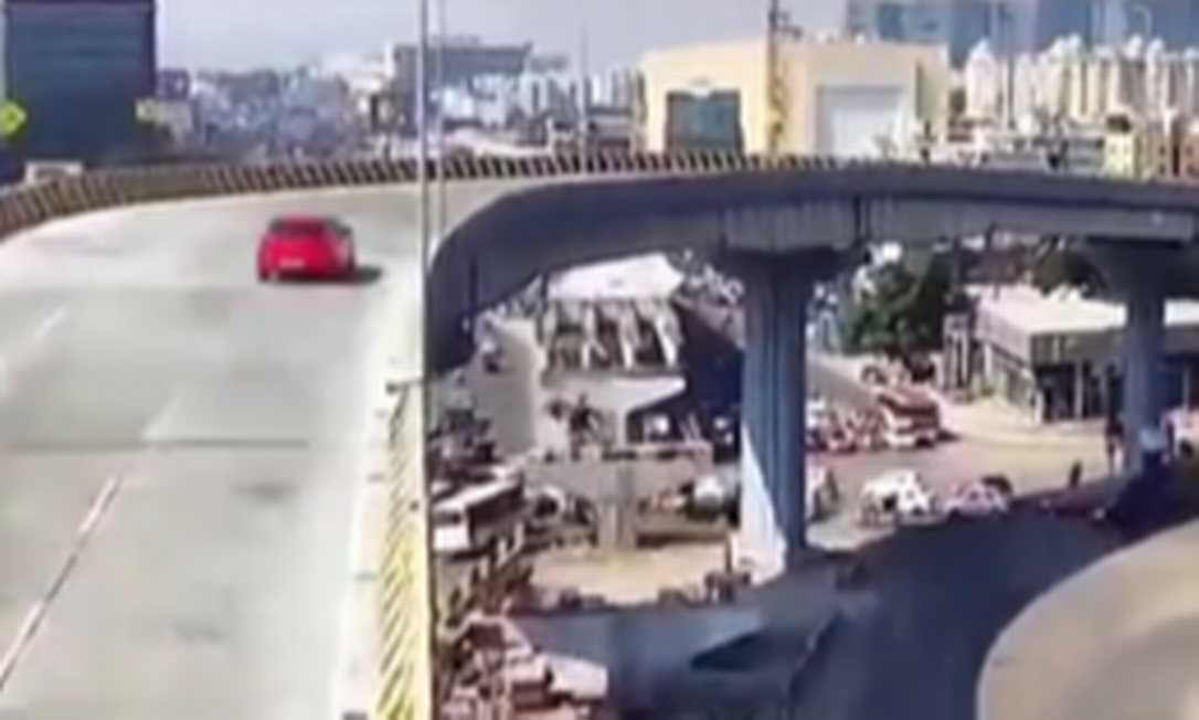 Motorista de carro vermelho perdeu o controle do veículo, que caiu da ponte em alta velocidade Foto: Reprodução