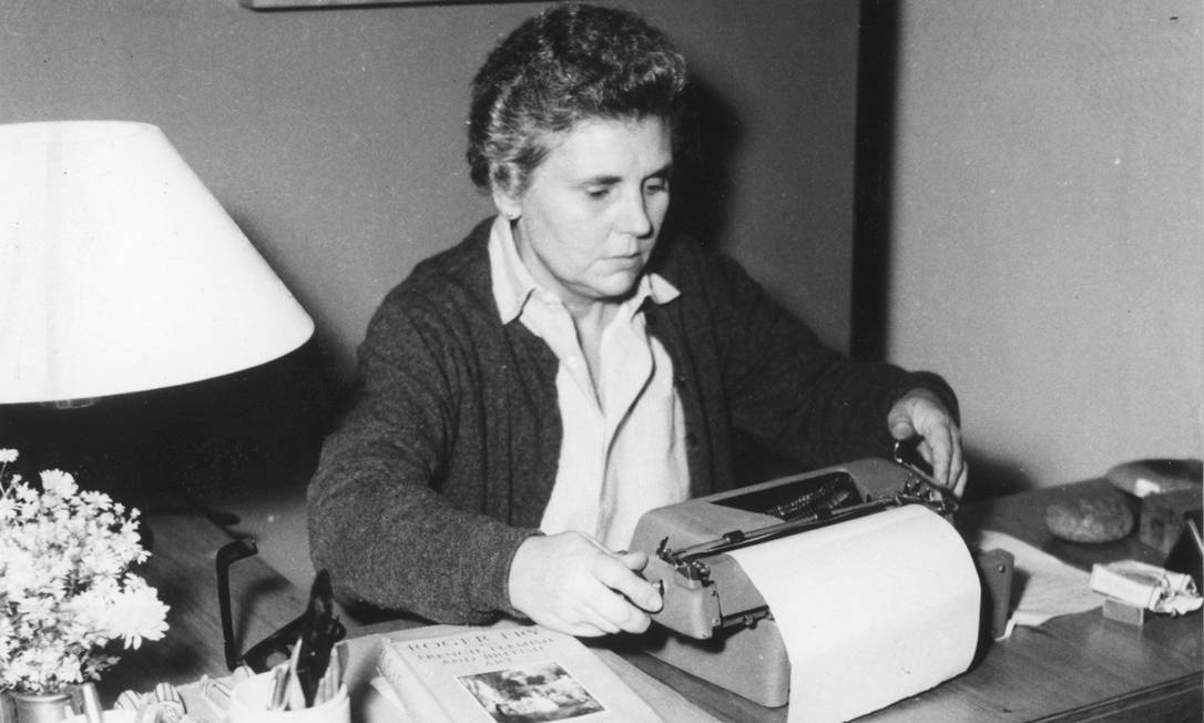 Elizabeth Bishop em 1956, quando morava em Petrópolis; poeta americana passou 20 anos no Brasil Foto: Arquivo/Agência O Globo