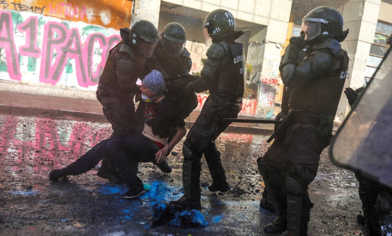Um manifestante é detido pela polícia de choque durante protesto em Santiago Foto: PABLO SANHUEZA / REUTERS