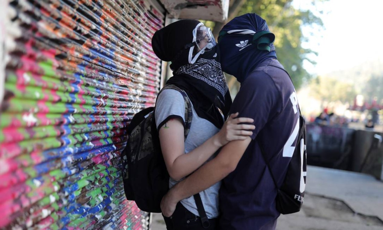 Casal de manifestantes se beija durante um protesto em Santiago Foto: PABLO SANHUEZA / REUTERS