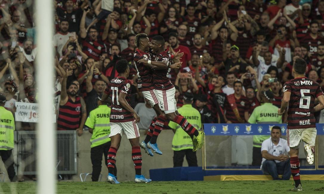 Bruno Henrique comemora com Lincoln um de seus gols na vitória sobre o Ceará Foto: Guito Moreto / Guito Moreto