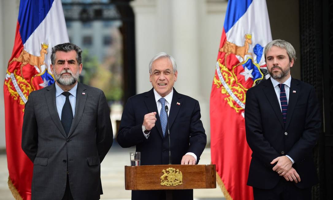 Presidente chileno durante pronunciamento ao lado do ministro do Interior, Gonzalo Blumel, e do vice-ministro, Rodrigo Ubilla Foto: JOHAN ORDONEZ / AFP/27-11-2019
