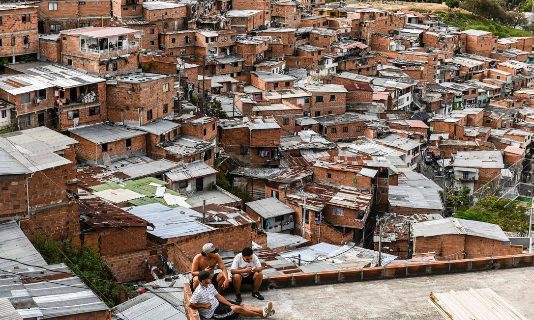 Moradores da favela Comuna 13, em Medelín, na Colômbia. País é um dos mais desiguais da América Latina, mas registrou avanços nos últimos anos Foto: JOAQUIN SARMIENTO / AFP