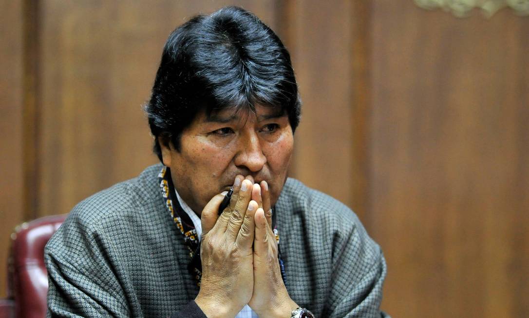 
O ex-presidente da Bolívia Evo Morales gesticula durante coletiva de imprensa no Clube de Jornalistas do México nesta quarta, no qual já havia informado ser alvo de monitoramento pela Interpol a pedido de autoridades de seu país
Foto:
CLAUDIO CRUZ/AFP/27-11-2019
