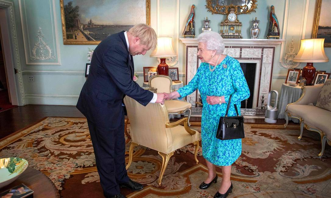 Boris Johnson e a rainha Elizabeth Foto: VICTORIA JONES / AFP