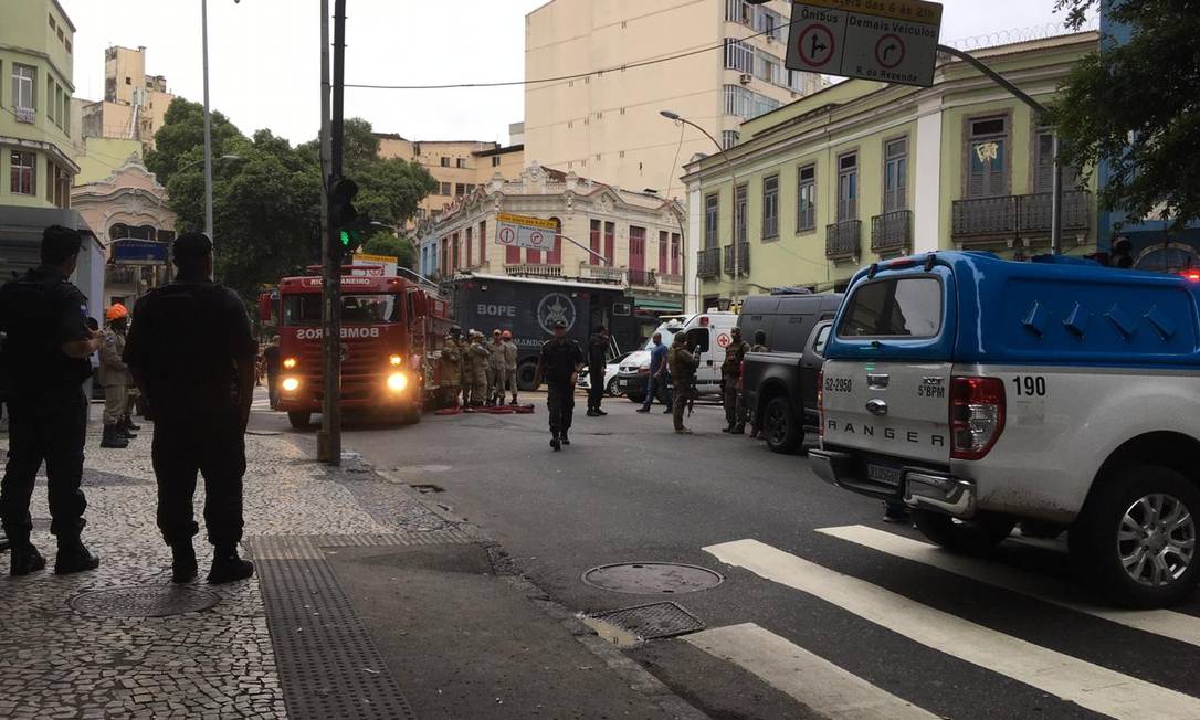Cerco policial na Rua do Rezende Foto: Isabela Aleixo/Agência O Globo