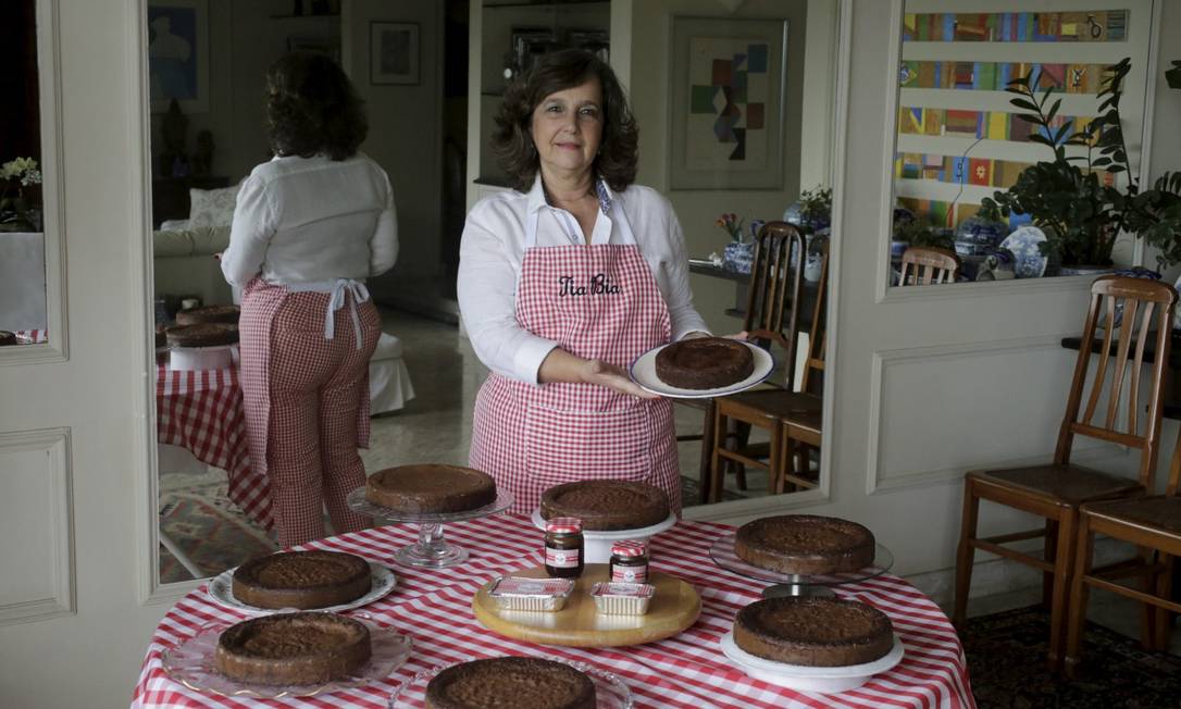 Beatriz Tremblais mostra os seus bolos caseiros Foto: Domingos Peixoto / Agência O Globo