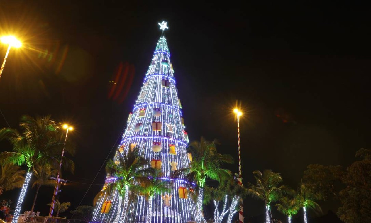Maior árvore de Natal de Niterói será acesa hoje - Jornal O Globo