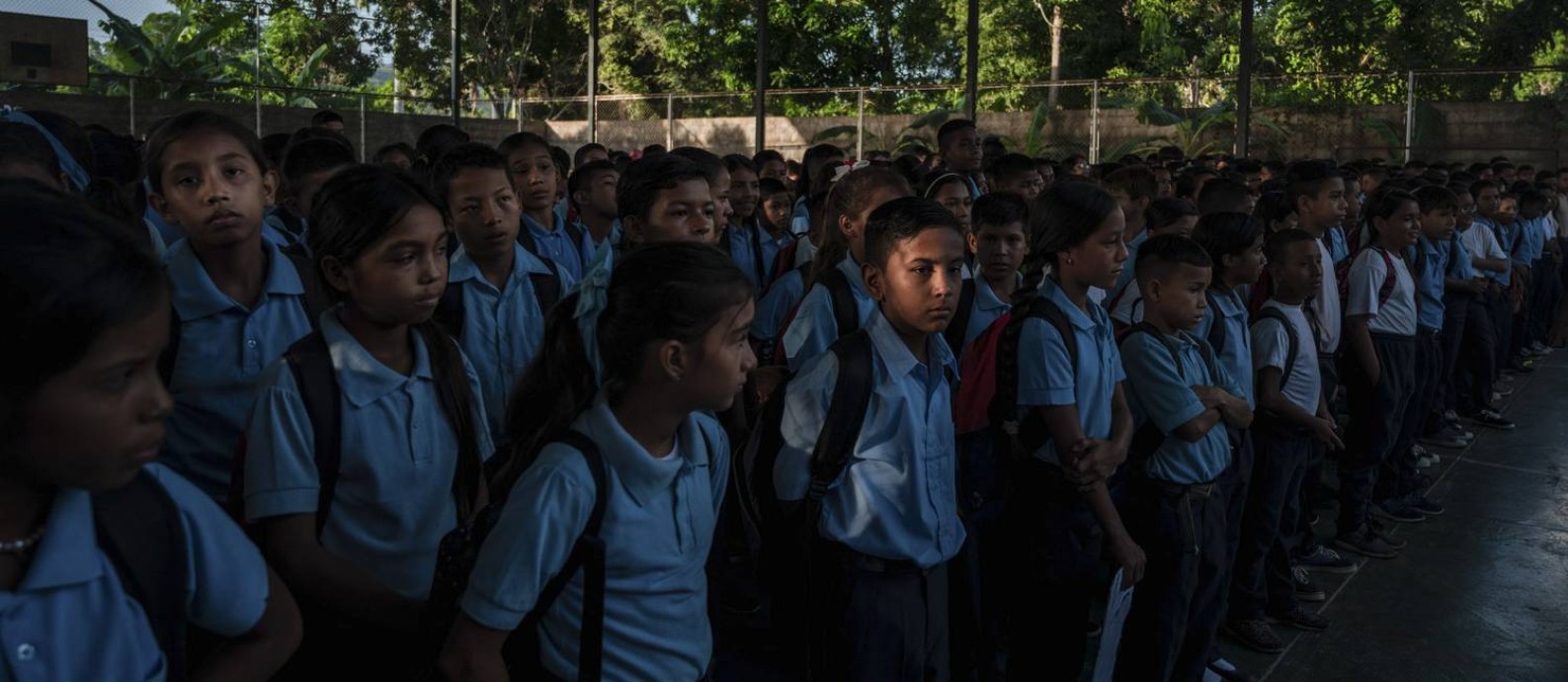 Estudantes no pátio da Escola Bolivariana Augusto D’Aubeterre, em Boca de Uchire, Venezuela Foto: ADRIANA LOUREIRO FERNANDEZ / NYT