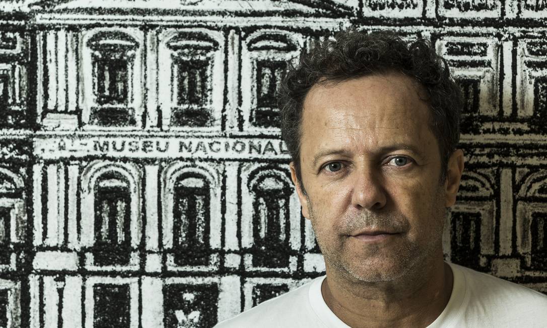 O fotógrafo e artista plástico Vik Muniz fez uma exposição com obras feitas com as cinzas coletadas no incêndio do Museu Nacional Foto: Guito Moreto / Agência O Globo