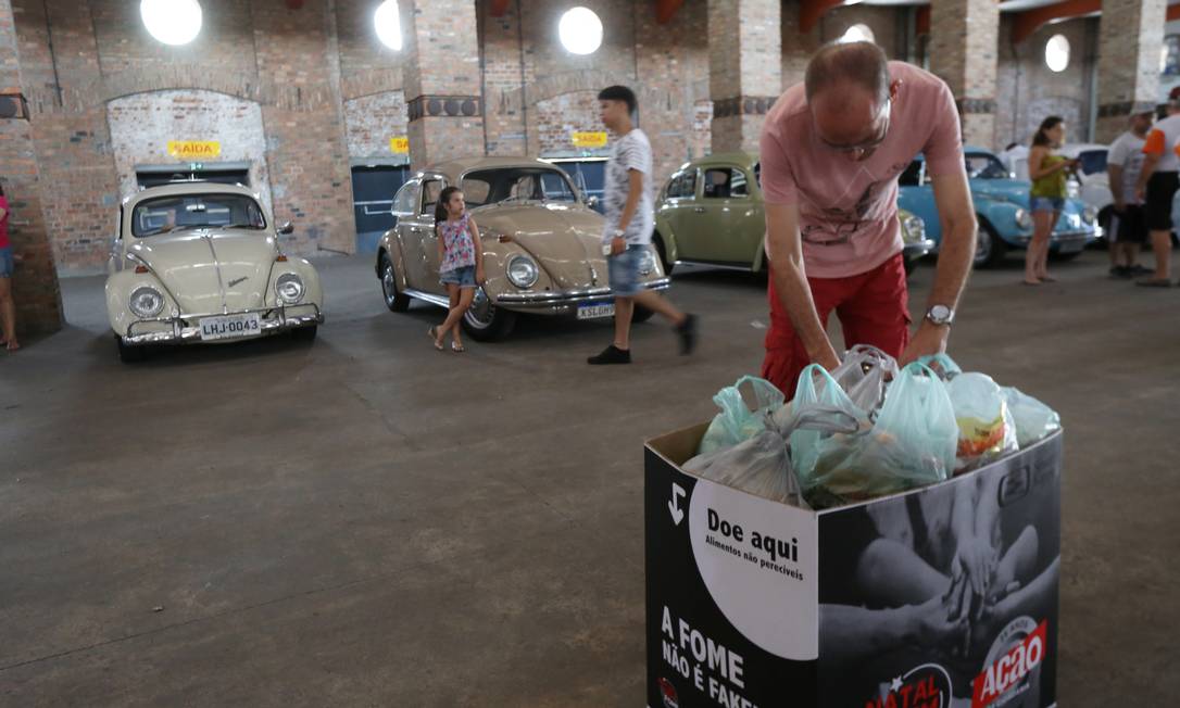 Coletivo de carros antigos doa quase 400 quilos de alimentos ao Natal ...