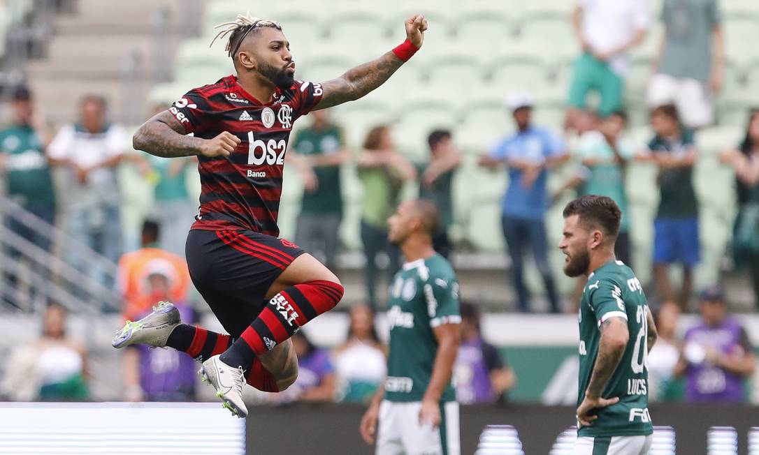 Gabigol festeja no ar um dos gols sobre o Palmeiras Foto: Fotoarena / Agência O Globo