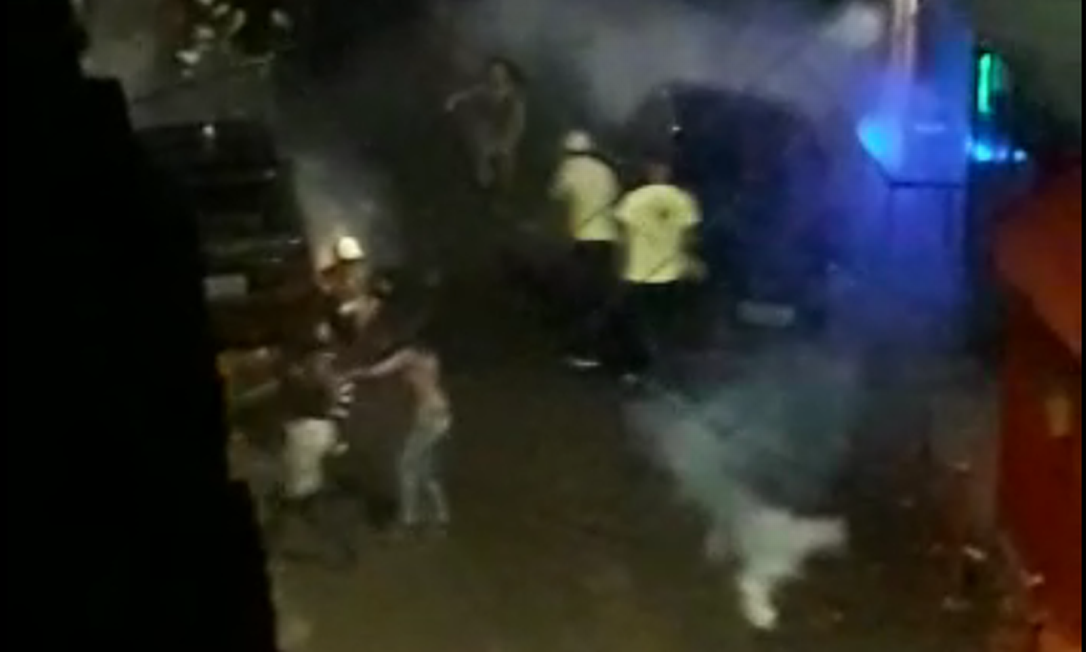 Policiais usaram bombas e tiros de borracha para dispersar baile funk Foto: Reprodução