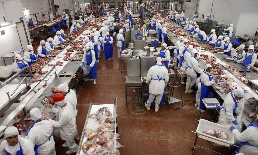 Exportadoras de carne, como JBS, BRF, Minerva e Marfrig, vivem bom momento com alta do dólar e aumento da demanda da China Foto: PAULO WHITAKER / Agência O Globo